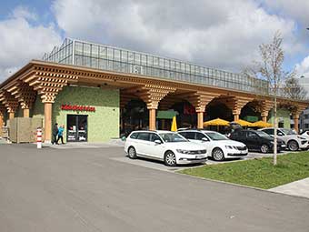 Sehenswerter Supermarkt in Modulholzbauweise mit Dachfarm