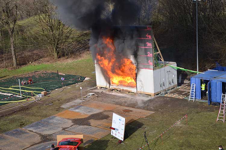 Holzbauten halten beim Brandschutz mit 