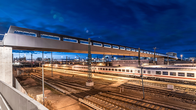 Der Arnulfsteg in München bei Nacht