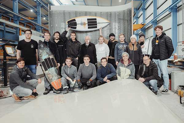 Gruppenbild mit allen Studierenden, Lehrenden, den Mitgliedern des Vereins Surffreunde e.V. sowie Unterstützenden des Projekts »Surfwelle Augsburg«