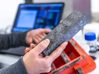 Baumaterial aus Rest- und Abfallstoffen