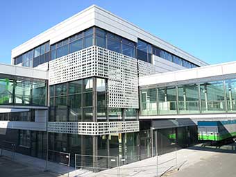 Nachrüstbare elektrochrome Folien für Fenster und Glasfassaden steuern Lichteinfall