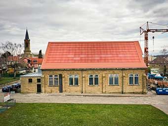 Gebäude in Eppingen bekommt rotes Solardach