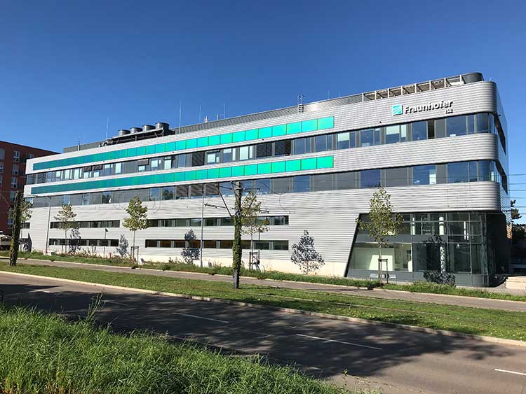 Farbige PV-Module mit Fraunhofer-ISE-Patent erreichen Marktreife 
