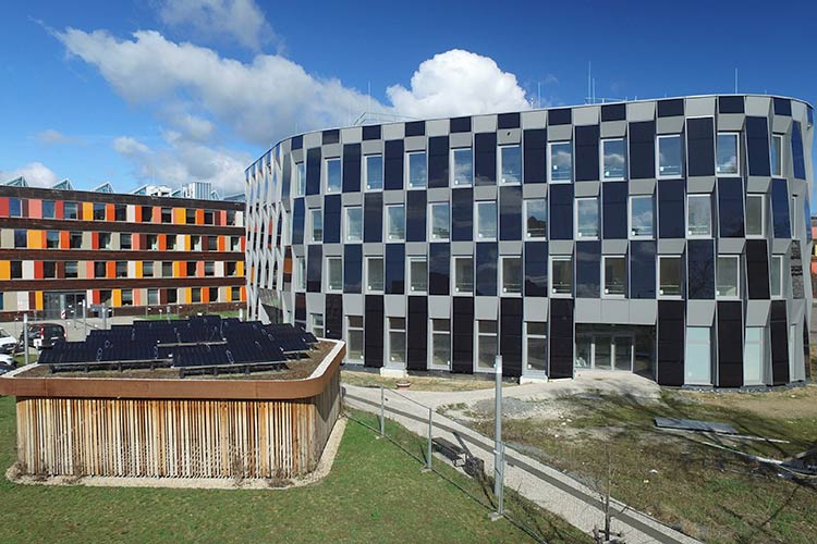 Der Erweiterungsbau des UBA Dessau-Roßlau mit seiner Fassade aus Photovoltaikmodulen (Quelle: qatsi.tv) 