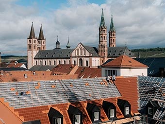 Glaube an die Zukunft: Bayerns erste PV-Anlage auf einem Großdenkmal