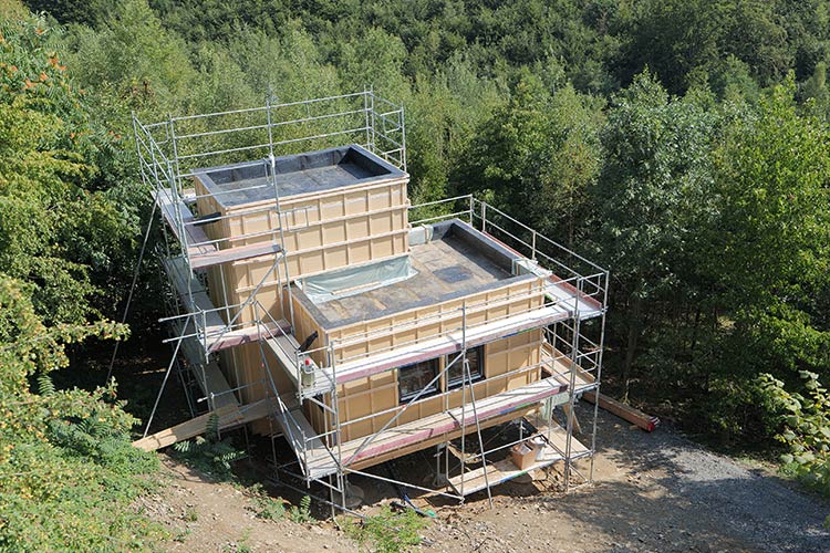 Mittels zwei ineinander verschränkten Kuben wurde eines der beiden Häuser konstruiert, das ein technologiebasiertes Konzept mit innovativen Bauteilen präsentiert. 
