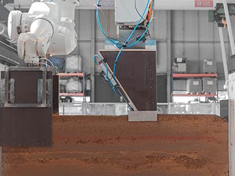 Mit dem Stampflehm-Roboter auf die Baustelle