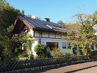 Sachverständigenverband BVS warnt vor Brandgefahren bei Photovoltaik-Anlagen und Speichern 