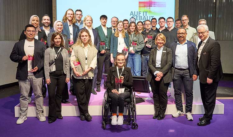 Gruppenfoto der Preisträger im Wettbewerb »Auf IT gebaut – Bauberufe mit Zukunft« 2024 