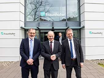 Bundeskanzler Olaf Scholz und die Institutsleiter des Fraunhofer ISE, Prof. Andreas Bett (l.) und Prof. Hans-Martin Henning (r.) am Fraunhofer ISE in Freiburg 