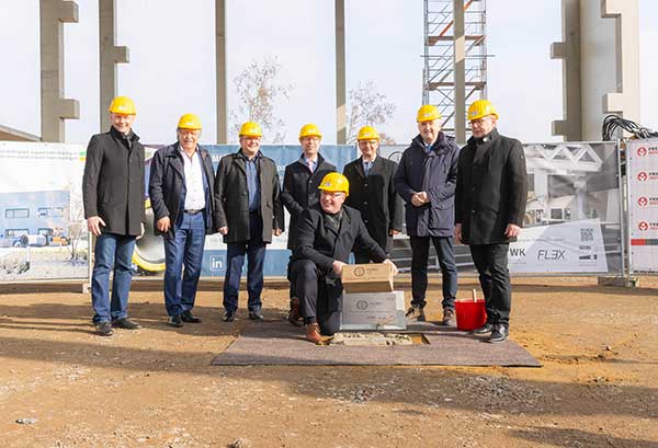 Gruppenfoto: HBFZ-Projektleiter Stahr, MFPA-Geschäftsführer Reuschel, Freyler-Niederlassungsleiter Geppert, HTWK-Rektor Mietzner, Staatsminister Schmidt und Glöckner von der Holzbau Kompetenz Sachsen sowie (vorn) MFPA-Geschäftsführer Schmidt bei der Grundsteinlegung 