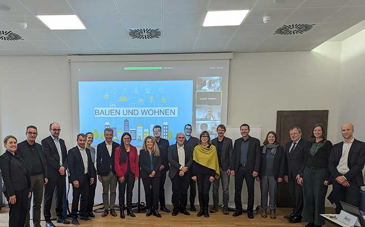 Gruppenfoto Stakeholder-Beirat des Plattformprojekts »Bauen & Wohnen« 