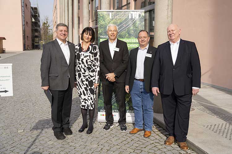 Gruppenbild beim Bausymposium an der THD (v.l.n.r.): Staatsminister Christian Bernreiter, Dekanin Prof. Dr.-Ing. Andrea Deininger, die beiden Tagungsleiter Prof. Dr.-Ing. Gerd Maurer und Prof. Dr. jur. Günther Schalck sowie der neue THD Präsident Prof. Waldemar Berg (© THD) 