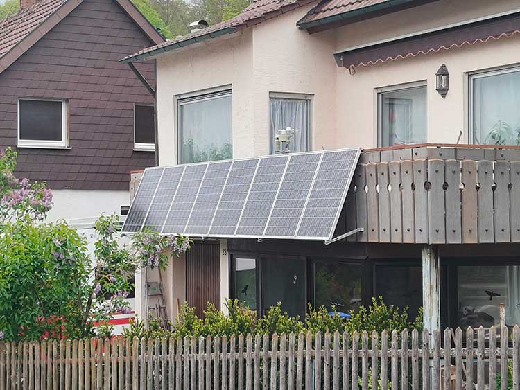 Balkon-PV-Anlage an einem Mehrfamilienhaus 