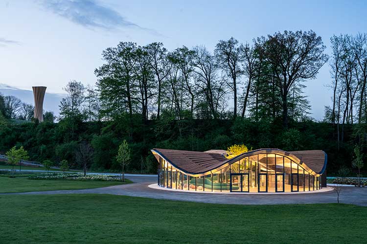 Der Hybrid-Flachs Pavillon und der Wangen Turm links im Hintergrund auf der Landesgartenschau in Wangen im Allgäu 