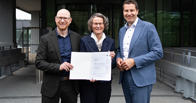Ministerin Ina Scharrenbach (Mitte) überreicht den Förderbescheid an Markus König (links). Die Stadt Bochum, vertreten durch Oberbürgermeister Thomas Eiskirch (rechts), gehört zu den fünf Kommunen, die am Projekt teilnehmen (Foto: © RUB, Kramer © RUB, Kramer