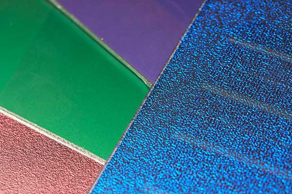 Die neuartigen Photovoltaikmodule lassen sich in verschiedenen Farben herstellen (Blau, Grün, Rot. Lila) 