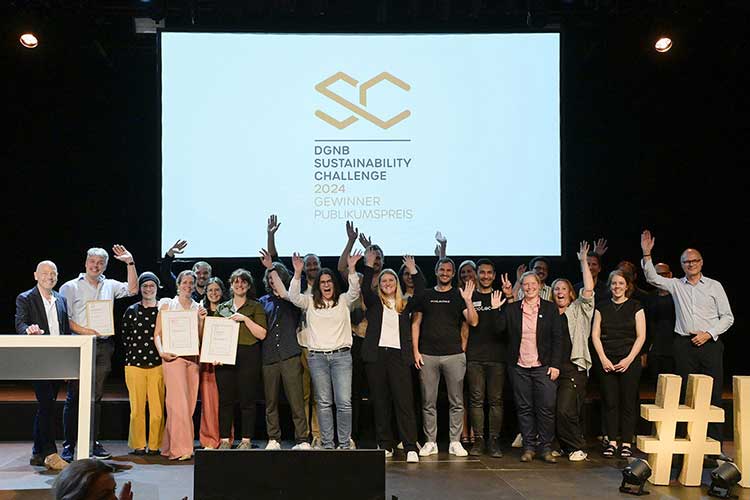 Gruppenbild: Gewinner und Finalisten der DGNB Sustainability Challenge 2024 