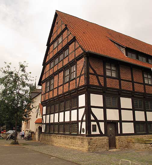 Halb seitliche Außenansicht des Kornhauses Lippisches Landesmuseum in Detmold (Fachwerkhaus) 