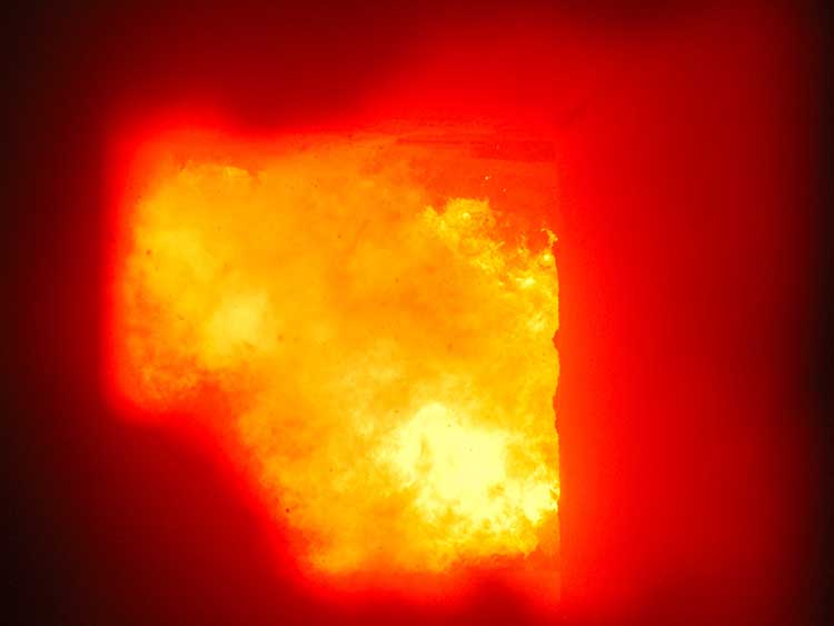 Blick in den Feuerraum einer Müllverbrennungsanlage 