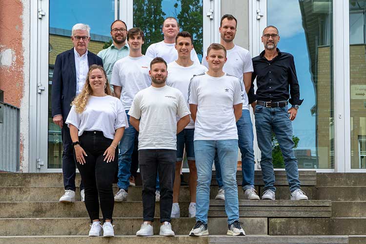 Gruppenbild: Die Studierenden mit ihren Professoren Michael Denzer (hintere Reihe, 2. von links) und Alexander Glock (hintere Reihe, ganz rechts) sowie Wolfgang Krause vom Unternehmen WOLFF & MÜLLER (hintere Reihe, ganz links) 