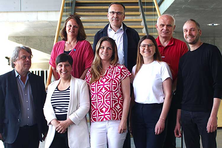 Gruppenbild; vordere Reihe: Prof. Martin Wollensak (KBauMV), Manuela Kuhlmann (Ingenieurkammer M-V), Dr. Dorothee Wetzig (IHK zu Schwerin), Anastasia Telegina und Philipp Richter (KBauMV);  hintere Reihe v.l.n.r.; Dr. Gesa Haroske (Präsidentin Ingenieurkammer M-V), Christoph Meyn (Präsident Architektenkammer M-V), Uwe Hildebrand 