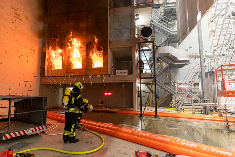 Brandversuch im Zentrum für Brandforschung der TU Braunschweig: Brand einer mehrgeschossigen Holzfassade 