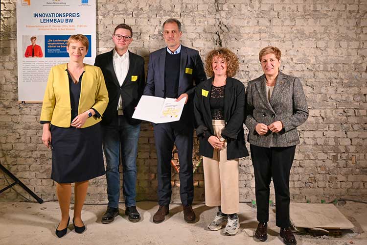 Gruppenbild der Preisträger des Innovationspreises Lehmbau BW im Kloster Reute; v.l.n.r.: Staatssekretärin Andrea Lindlohr, Benedikt Füger von ZRS Architekten Ingenieure, Nico Santuario von Michelgroup, Alexandra Klotzbücher von Weleda, Ministerin für Landesentwicklung und Wohnen, Nicole Razavi (Foto Credit: Claus Mellinger) 