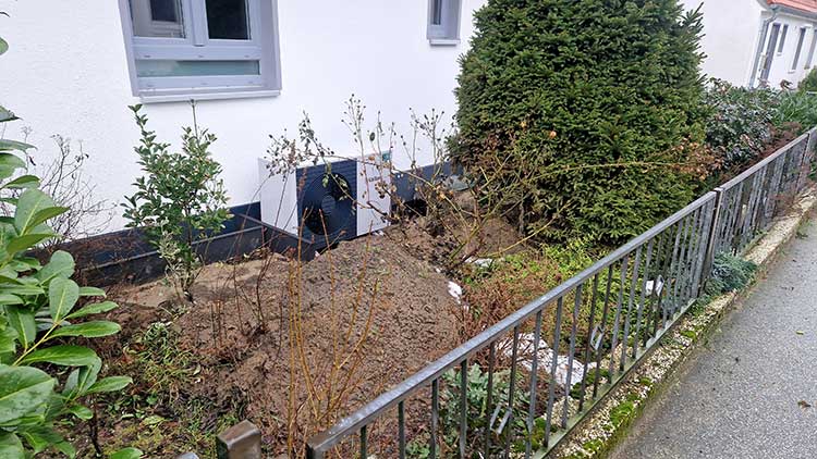Wärmepumpe in einem Vorgarten Birger Gigla