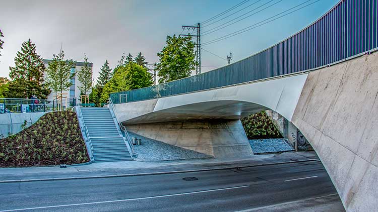 Die Fuß- und Radwegbrücke Offenbachstraße, München