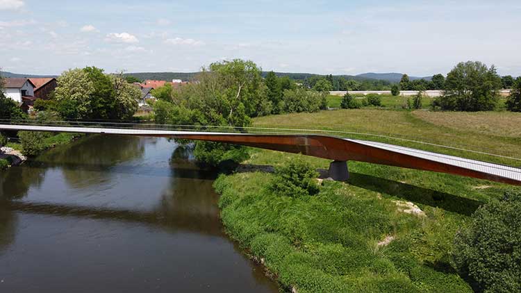 Die Brücke bei Roding überspannt den Fluss Regen