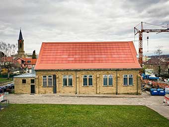 Farbliche Anpassung führt zu noch besserer Akzeptanz von Photovoltaik an Gebäuden