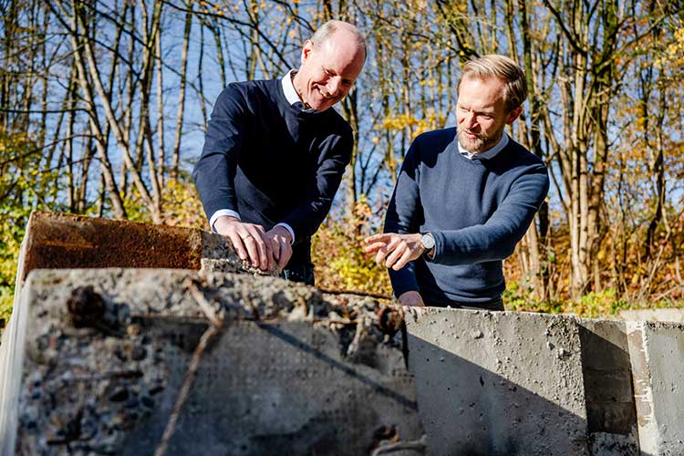 Peter Mark (links), Sprecher, und David Sanio, Koordinator des neuen Sonderforschungsbereichs, bei der Begutachtung alter Betonteile für neue Gebäude 