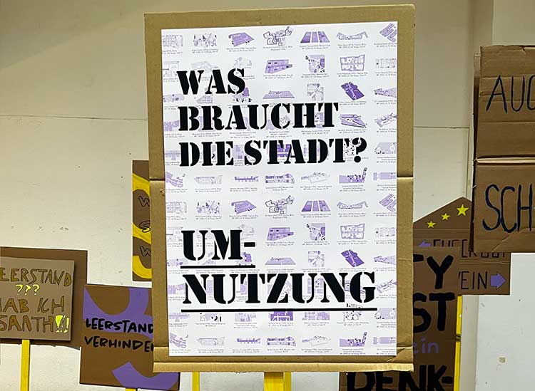 Schilder aus dem Seminar »DEMOlition«, in dem es um die aktuelle Abrissdebatte in Berlin ging. Im Vordergrund ein Schild mit der Aufschrift »Was braucht die Stadt? Umnutzung«. 