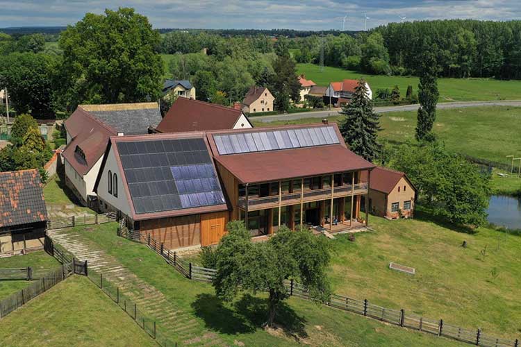 Gelungenes Sanierungsprojekt mit PV-Anlage eines ländlichen Anwesens in Thüringen 