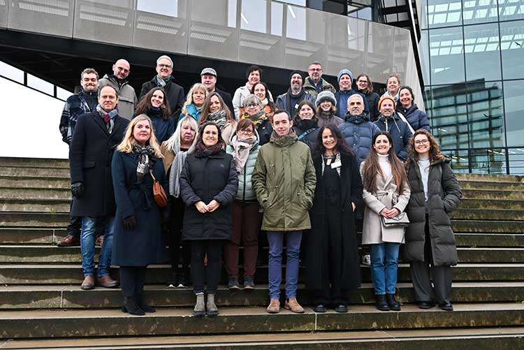 Gruppenbild Projektpartnerinnen und -partner von CircleBIM auf einer Treppe vor einem Gebäude der HafenCity Universität Hamburg 