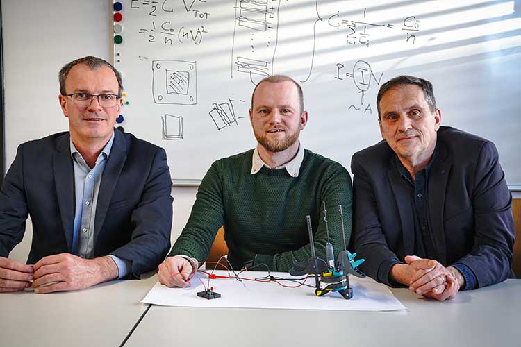 Das Bild zeigt Prof. Dr. Markus Weber von der Coburger Fakultät Design, den Coburger Studenten Simeon Ulm und Prof. Dr. Franz-Josef Ulm vom MIT (v.l.n.r.), die an einem Tisch sitzen. 