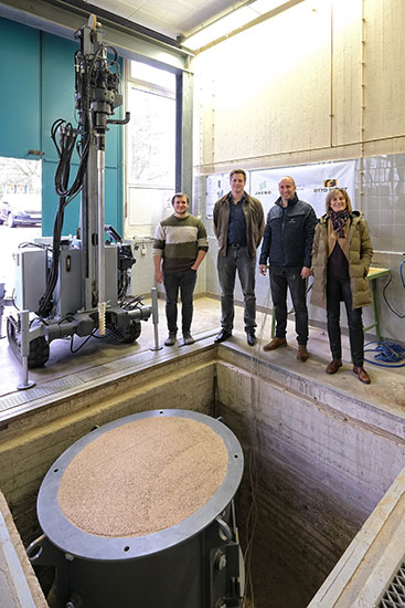 Projektmitarbeiter Johannes Kuhlmann, Philipp Dietrich von der Firma Otto Quast, Andreas Reinfeld von Jacbo Pfahlgründungen und Prof. Dr.-Ing. Kerstin Lesny (v.l.n.r.) bei der Versuchsgrube im Siegener Labor 