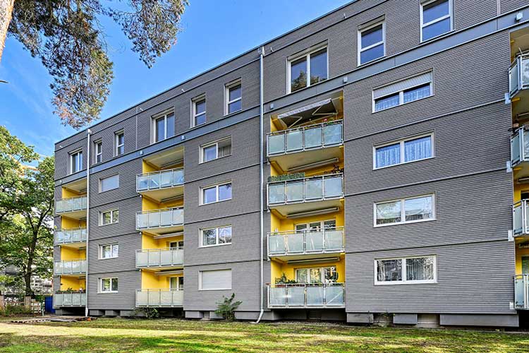 Das Bild zeigt die Aufstockung eines Mehrparteiengebäudes in der Paul-Gossen-Straße in Erlangen nach der Fertigstellung. 