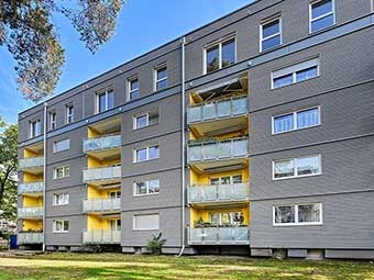 Das Bild zeigt die Aufstockung eines Mehrparteiengebäudes in der Paul-Gossen-Straße in Erlangen nach der Fertigstellung. 