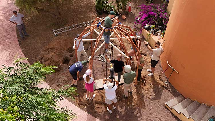 HAWK-Professoren bauen mit Studierenden einen glockenförmigen Pavillon mit rund 3 m Durchmesser auf einer öffentlichen Park- und Erholungsfläche von Gáldar (Huertas del Rey) 