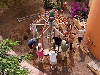 HAWK-Professoren bauen mit Studierenden einen glockenförmigen Pavillon mit rund 3 m Durchmesser auf einer öffentlichen Park- und Erholungsfläche von Gáldar (Huertas del Rey) 