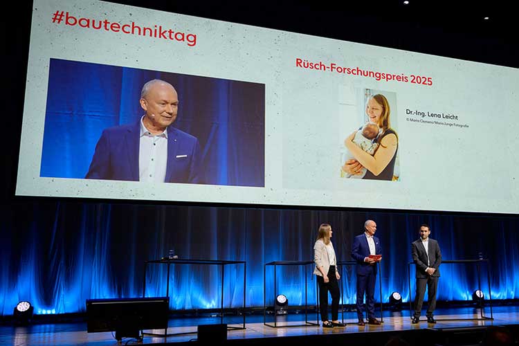 Das Bild zeigt die beiden Preisträger des 2. Platzes, Dr.-Ing. Lena Leicht und Dr.-Ing. Homam Spartali, bei der Preisverleihung des Rüsch-Forschungspreises 2025 durch den DBV-Vorsitzenden Dr. Matthias Jacob beim Deutschen Bautechnik-Tag. 