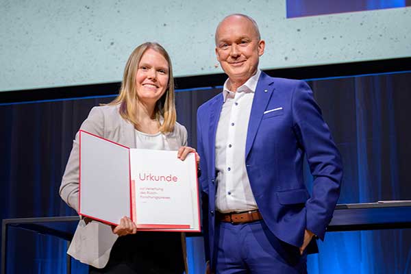 Das Bild zeigt die Gewinnerin des 1. Platzes bei der Preisverleihung des Rüsch-Forschungspreises 2025 durch den DBV-Vorsitzenden Dr. Matthias Jacob.
