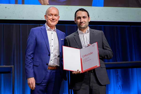 Das Bild zeigt Dr.-Ing. Homam Spartali (rechts), einen der beiden Preisträger des 2. Platzes, bei der Preisverleihung des Rüsch-Forschungspreises 2025 durch den DBV-Vorsitzenden Dr. Matthias Jacob.