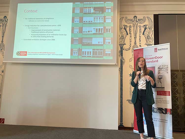 Das Bild zeigt Irene Poza Casado aus Spanien beim ihrem Vortrag im Plenarsaal auf dem BUILDAIR-Symposium 2023. 
