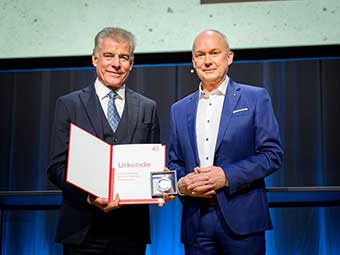 Konrad Bergmeister mit der Emil-Mörsch-Denkmünze des DBV ausgezeichnet