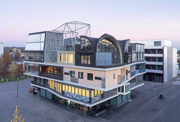 Das Bild zeigt eine Außenansicht des Forschungs- und Innovationsgebäudes NEST mit dem neuen DroneHub.