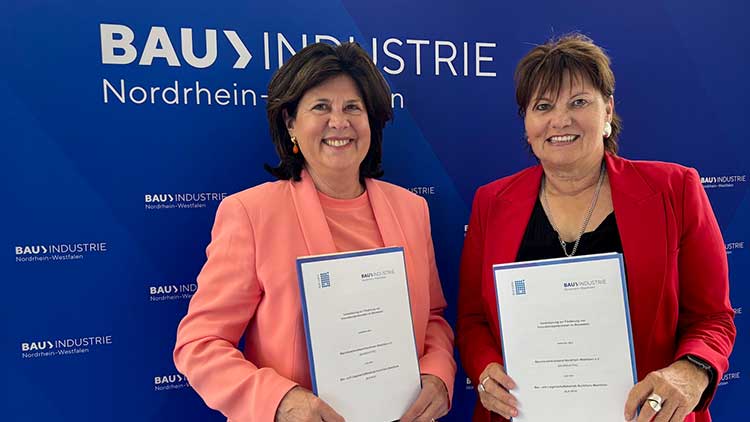 Das Bild zeigt Prof. Beate Wiemann, Hauptgeschäftsführerin des Bauindustrieverbandes NRW (links), gemeinsam mit BLB NRW-Geschäftsführerin Gabriele Willems. 